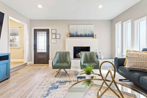 Golf, Hot Tub, Pool Table - Remodeled 3BR LV Home