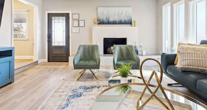 Golf, Hot Tub, Pool Table - Remodeled 3BR LV Home