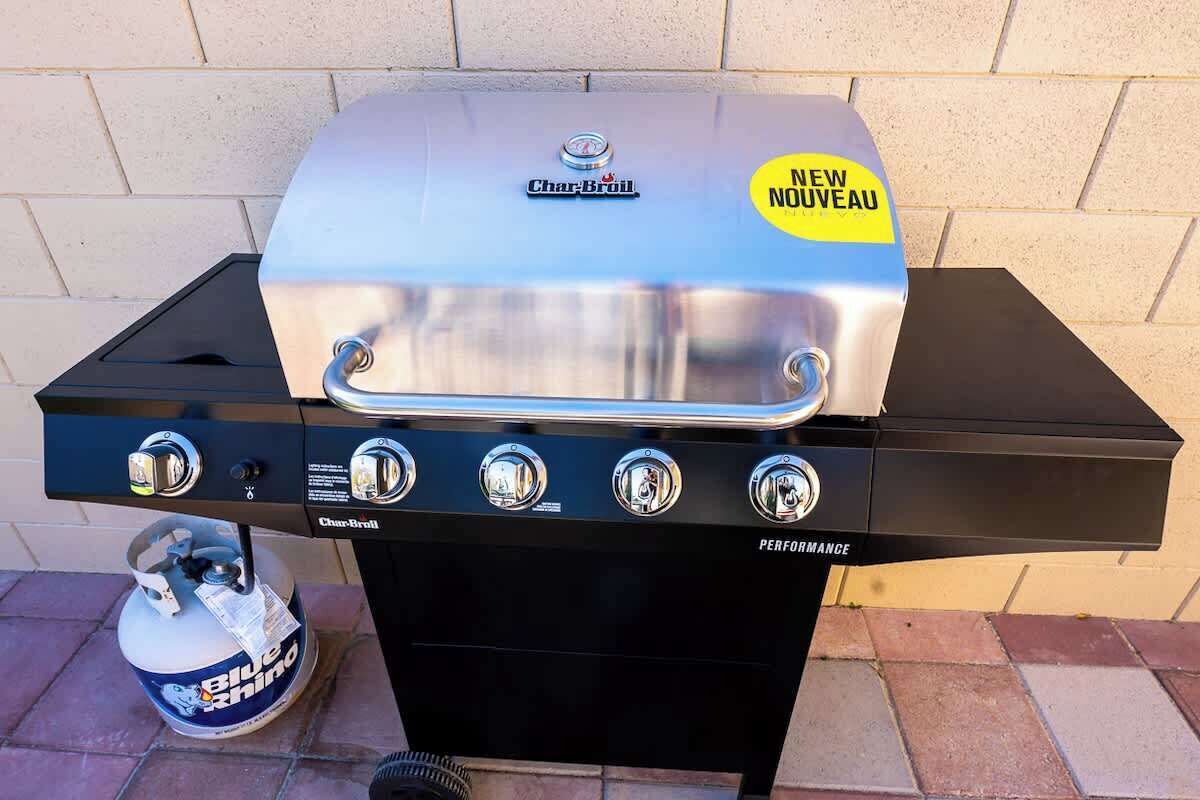 Een Char-Broil gasgrill met vier branders en een nieuw label.