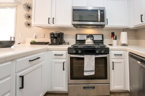 Réfrigérateur, four à micro-ondes, un four, surface de cuisson