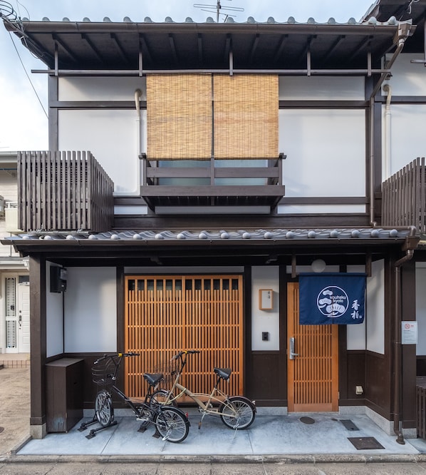 ด้านหน้าที่พัก