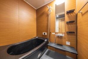 Elite-Zimmer | Badezimmer | Badewanne und Dusche (separat), Regendusche, Designer-Toilettenartikel