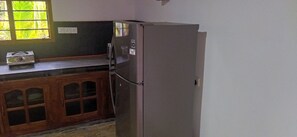 Kjøleskap, mikrobølgeovn, ovn og vannkoker