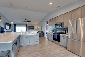 Fridge, microwave, stovetop, dishwasher - Pool & Patio: Newly Constructed Lake Havasu Home! (Lake Havasu City)