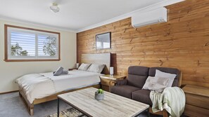 3 bedrooms, iron/ironing board, free WiFi, bed sheets - Waters Edge - Belle Escapes Jervis Bay (Erowal Bay)