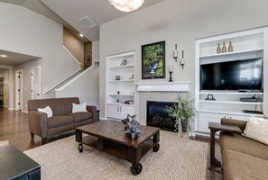 Smart TV, caminetto, lettore DVD, libri