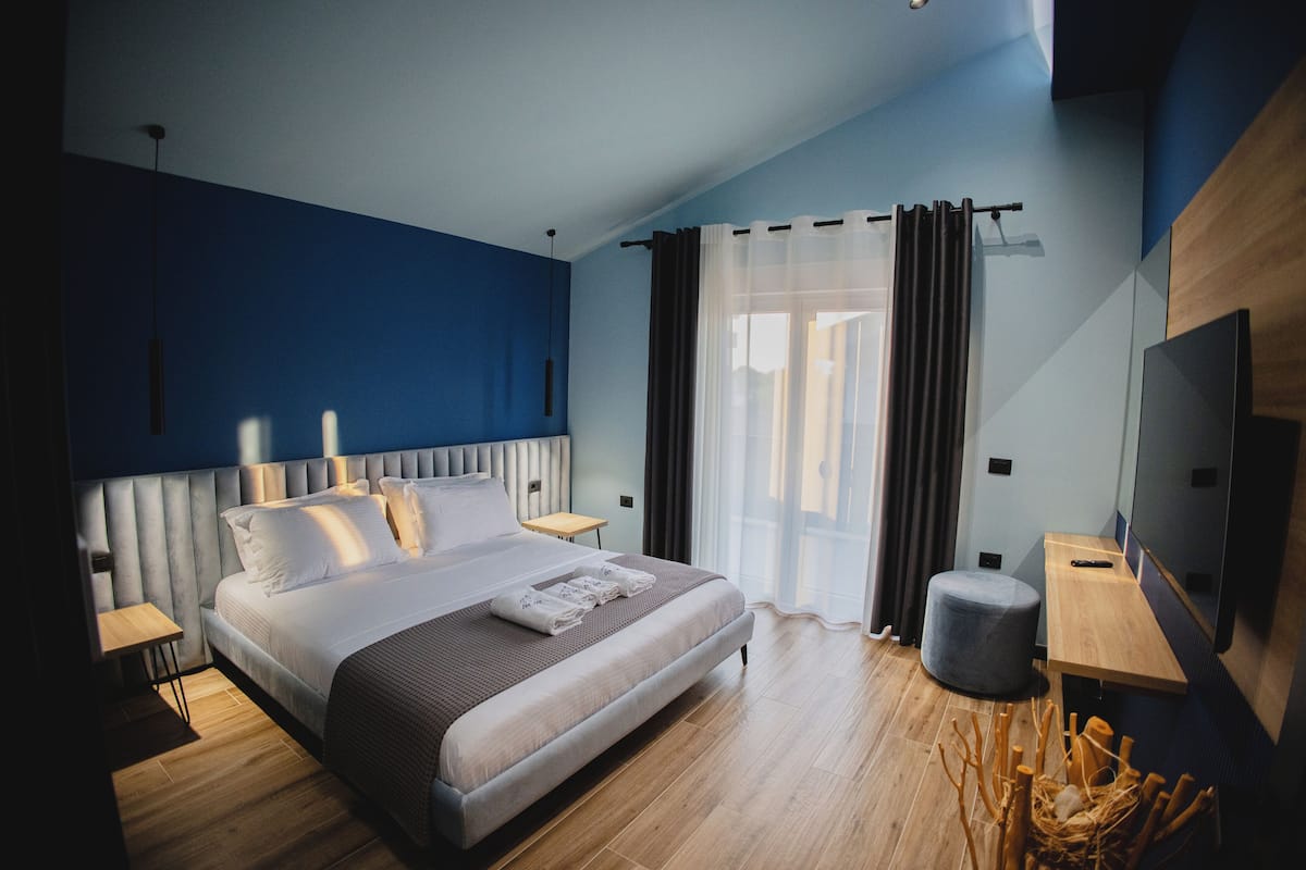 Deluxe appartement, 2 slaapkamers, balkon | 2 slaapkamers, een bureau, een laptopwerkplek, gratis wifi