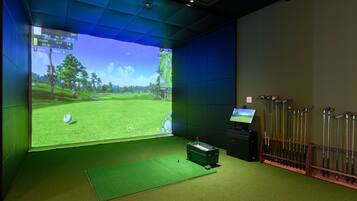 Indoor golf driving range