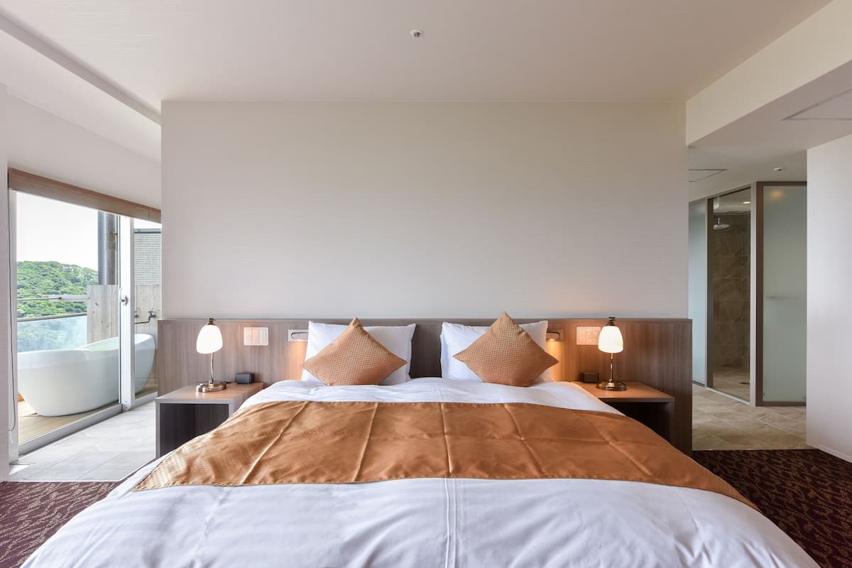 Suite Eksekutif | Seprai premium, brankas, meja kerja, dan Wi-Fi gratis