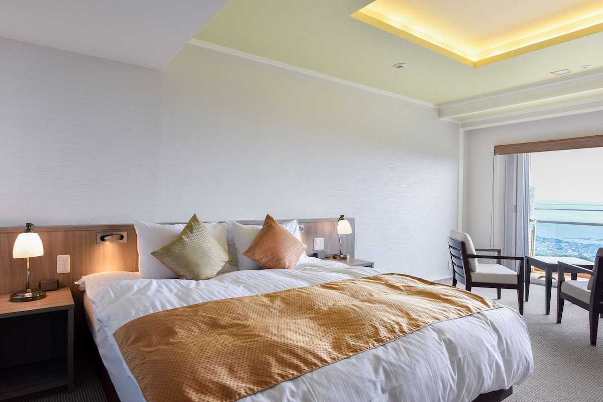 Kamar Double Standar | Seprai premium, brankas, meja kerja, dan Wi-Fi gratis