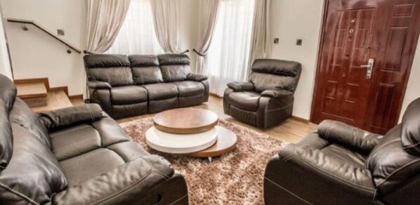 ハウス ベッドルーム (複数) | リビング エリア | 薄型テレビ