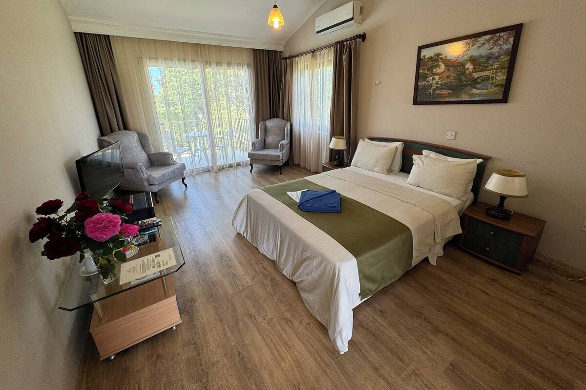 In-room safe, blackout curtains, free WiFi, bed sheets