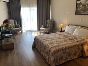 Habitación básica con 1 cama doble o 2 individuales | 1 dormitorio, caja fuerte, cortinas opacas y wifi gratis