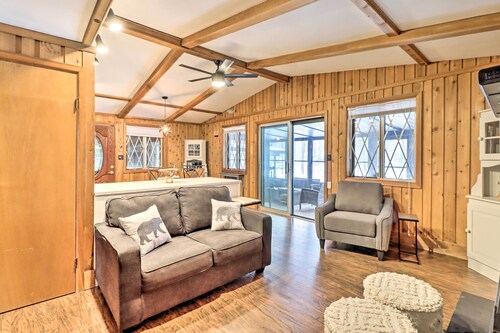 Near Skiing: Pocono Lake Cabin w/ Screened Patio