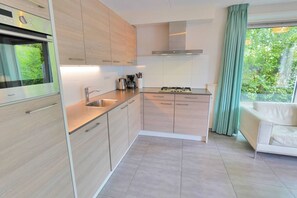 Een koelkast, een magnetron, een oven, een vaatwasser