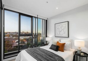 2 bedrooms, desk, iron/ironing board, WiFi