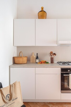 Een koelkast, een magnetron, een oven, een kookplaat