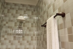 Deluxe-Doppelzimmer | Badezimmer | Duschwanne, Handtücher