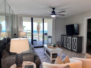 TV a schermo piatto, lettore DVD, libri