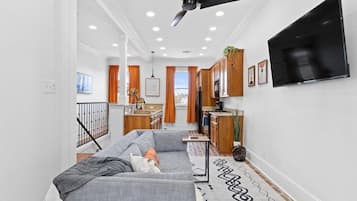 Een smart-tv, Netflix, streamingdiensten en een kantoor