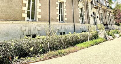 Chambre double décorée avec soin au Chùteau Le Fresne