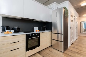 雪櫃、微波爐、焗爐、爐具