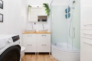 Dusche, Haartrockner, Handtücher, Shampoo