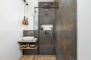 Dusche, Haartrockner, Handtücher, Shampoo