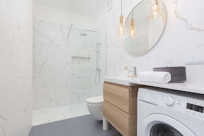Dusche, Haartrockner, Handtücher, Shampoo