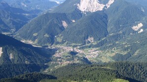 A mountainous landscape with a town nestled in a valley. - Downtown apartment, pets allowed (Paularo)