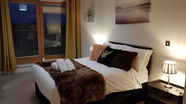 2 chambres, bureau, fer et planche à repasser, accès au Wi-Fi (inclus)