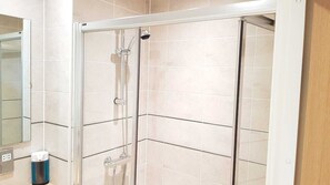 Chuveiro/banheira combinados, secador de cabelo, toalhas de banho 