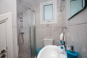 Bathroom - Villa Ioli with Private Pool (Paralimni)
