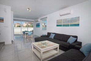Villa Deluxe | Area soggiorno | Smart TV 43 pollici con canali digitali, TV, Netflix