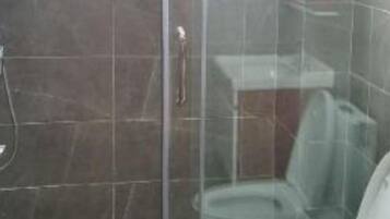 Apartment, 1 Bedroom | Bathroom | Combined shower/tub, towels