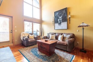 Smart TV, chimenea, oficina