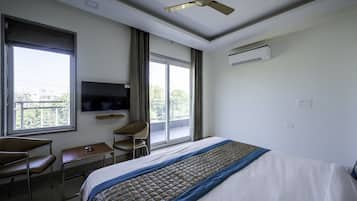 Royal studio | Een minibar, een bureau, een laptopwerkplek, gratis wifi
