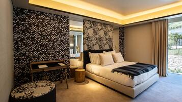 Un dormitorio moderno con una cama grande, una mesita y un banco.