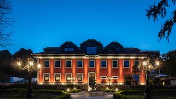 Facciata della struttura - sera/notte