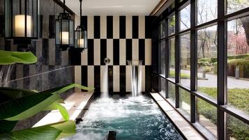 Kauden mukainen ulkouima-allas