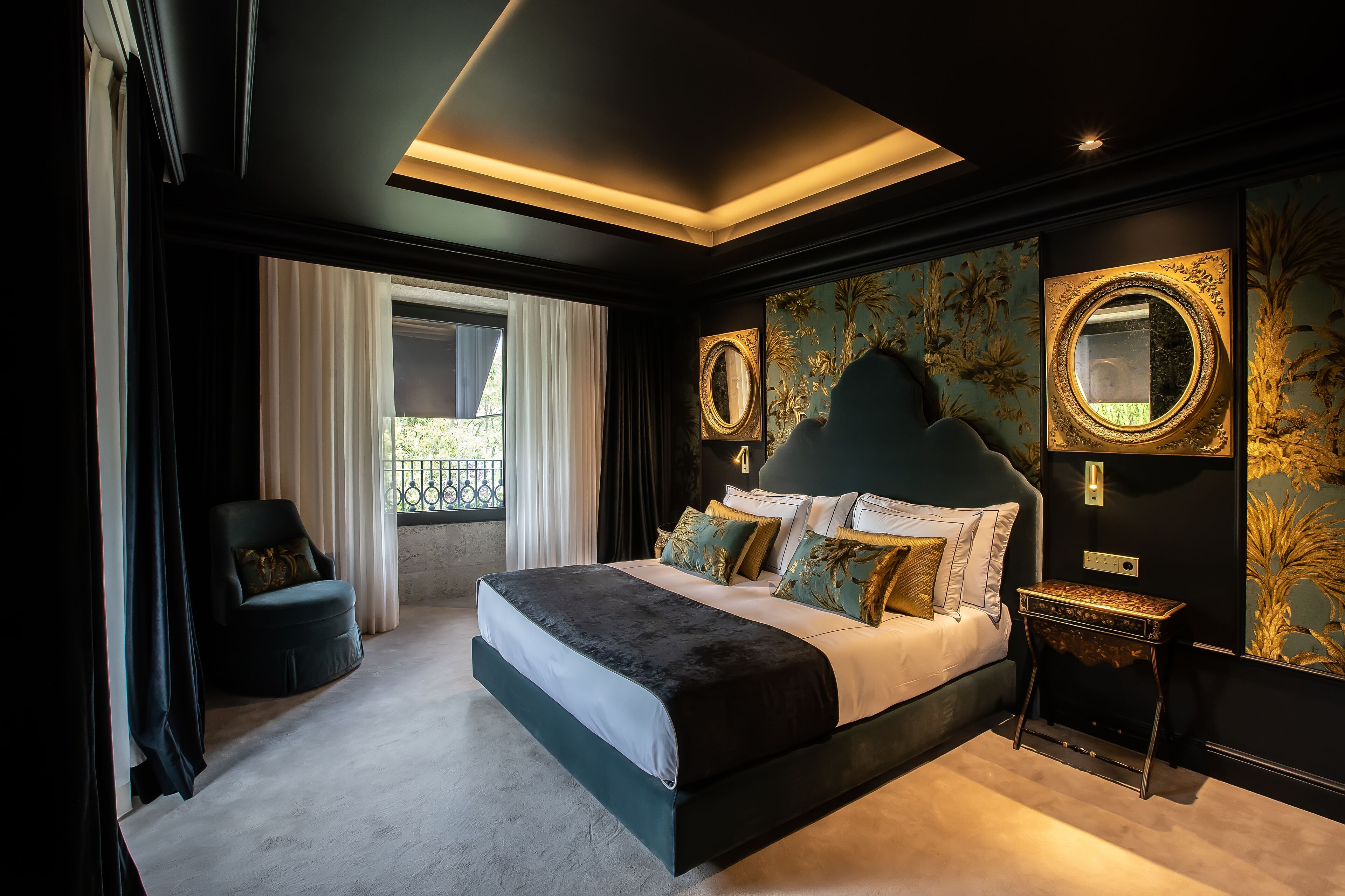 Une chambre moderne avec un grand lit, une chaise et deux miroirs fixés au mur.