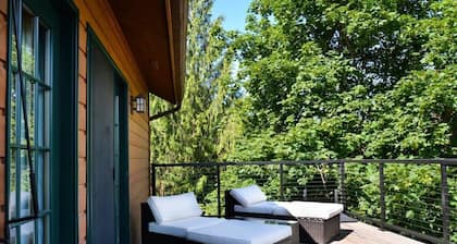 Hilltop Lodge - Beautiful Hayden Lake Home W/ Deck