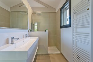 Badewanne, Haartrockner, Handtücher, Toilettenpapier
