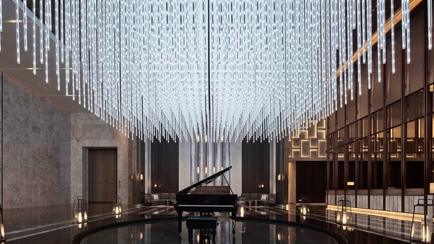 Un magnifique piano à queue trône dans un hall spacieux, doté d’un sol réfléchissant, d’un éclairage moderne et d’une grande fenêtre.