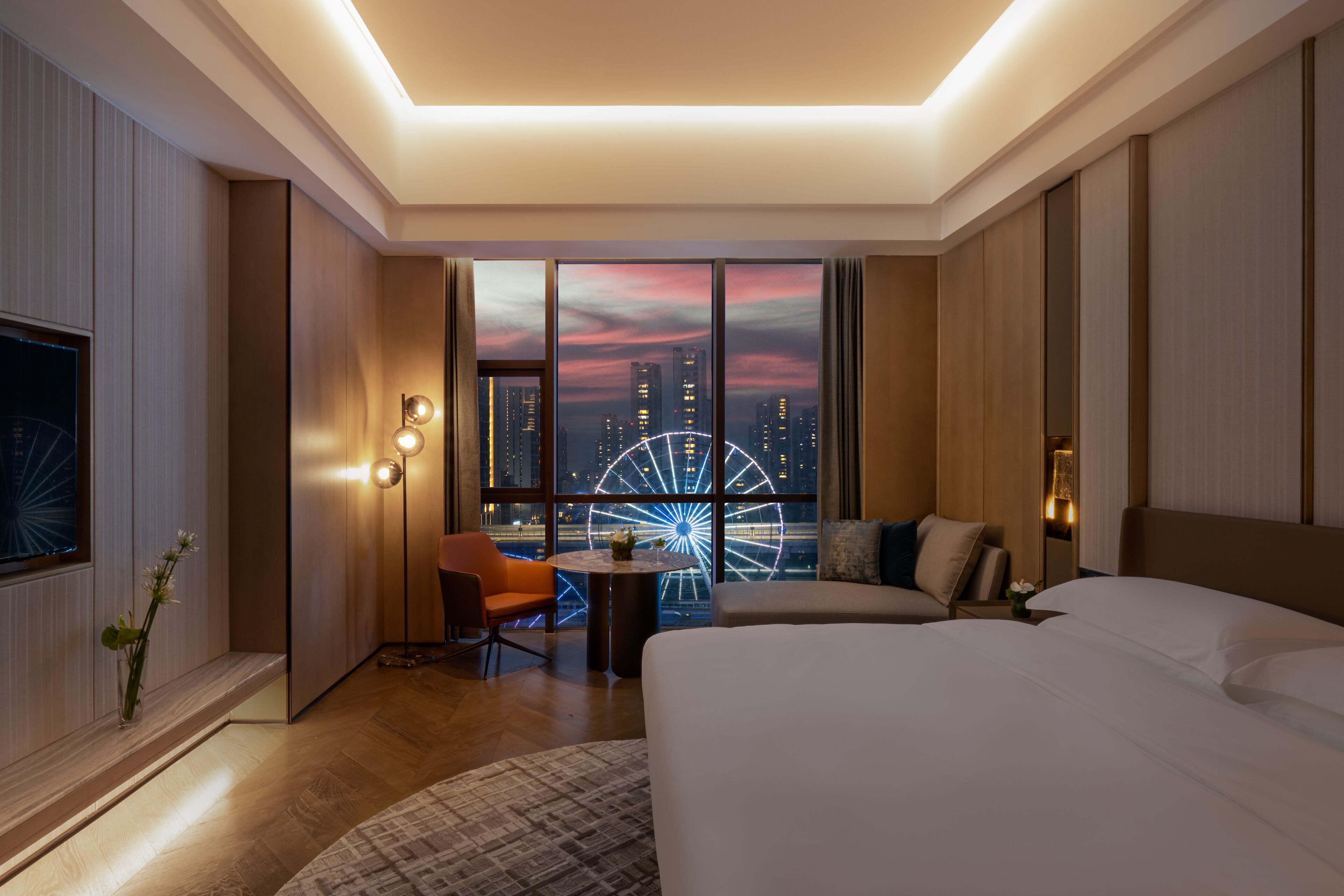 經典客房, 1 張特大雙人床 (Ferris Wheel View) | 高級寢具、羽絨被、迷你吧、手提電腦工作空間