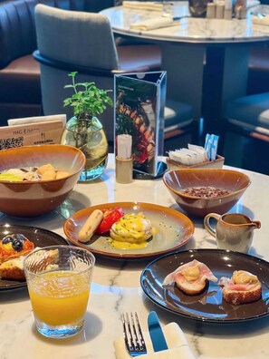 Desayuno buffet todos los días (con cargo)
