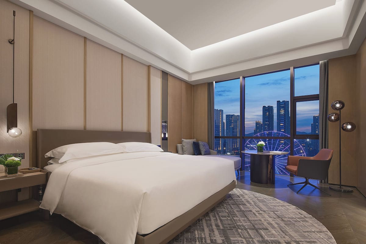 Classic Room, 1 King Bed (Ferris Wheel View)