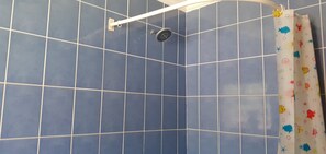 Maison | Salle de bain | Ensemble baignoire-douche, baignoire profonde, séchoir à cheveux