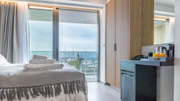 Deluxe driepersoonskamer | Een kluis op de kamer, geluiddichte muren, gratis wifi, beddengoed