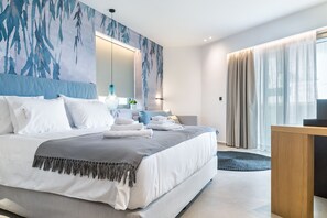 Kolmen hengen deluxe-huone | Tallelokero huoneessa, äänieristys, ilmainen Wi-Fi, vuodevaatteet